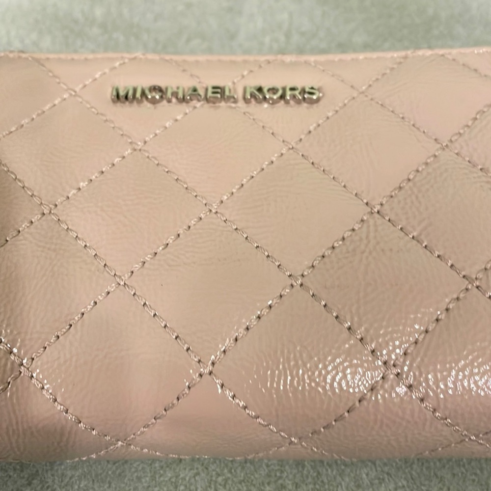 Michael Kors wristlet. Taupe / Tan